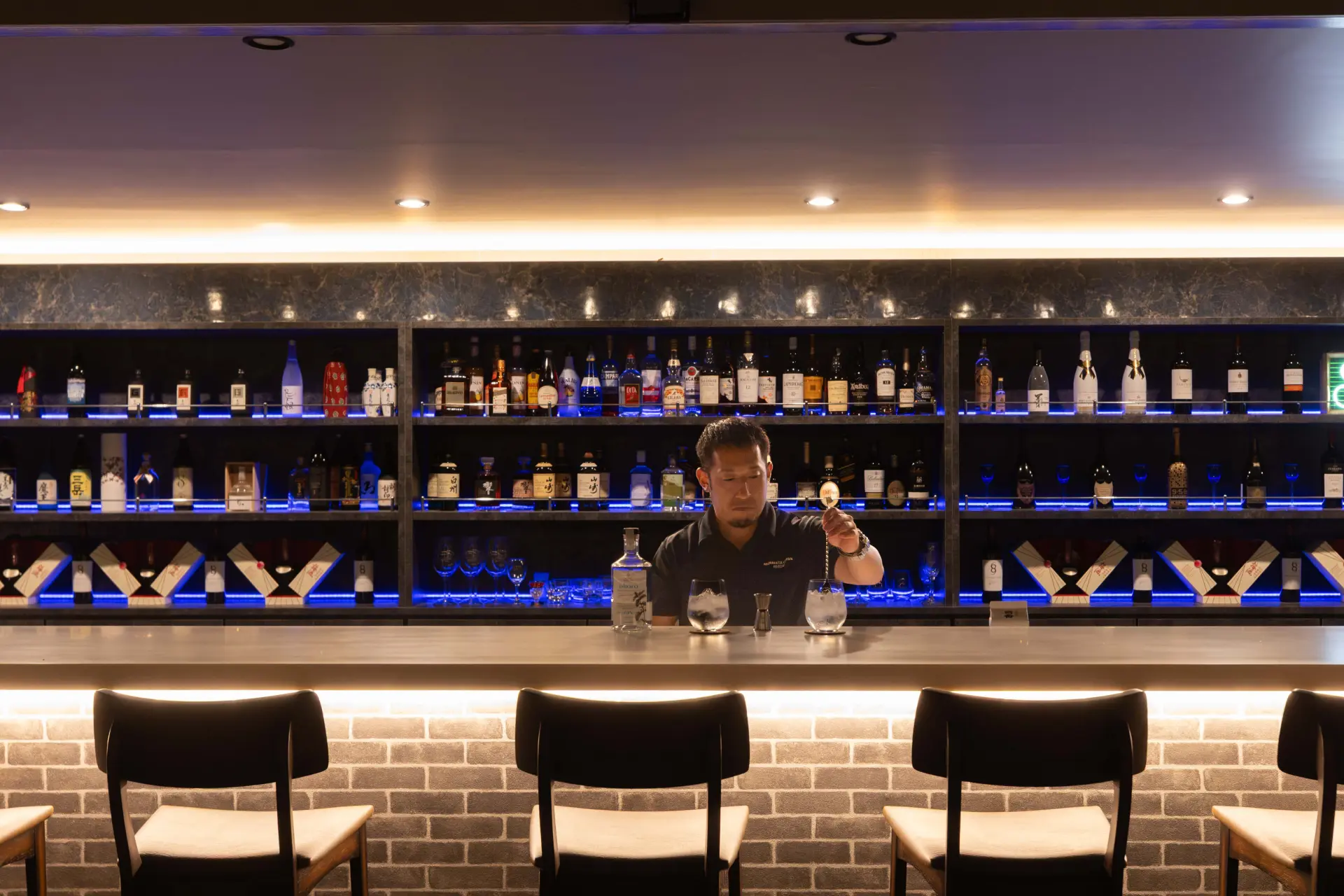 酒吧營業至21點。酒類與軟性飲料等應有盡有