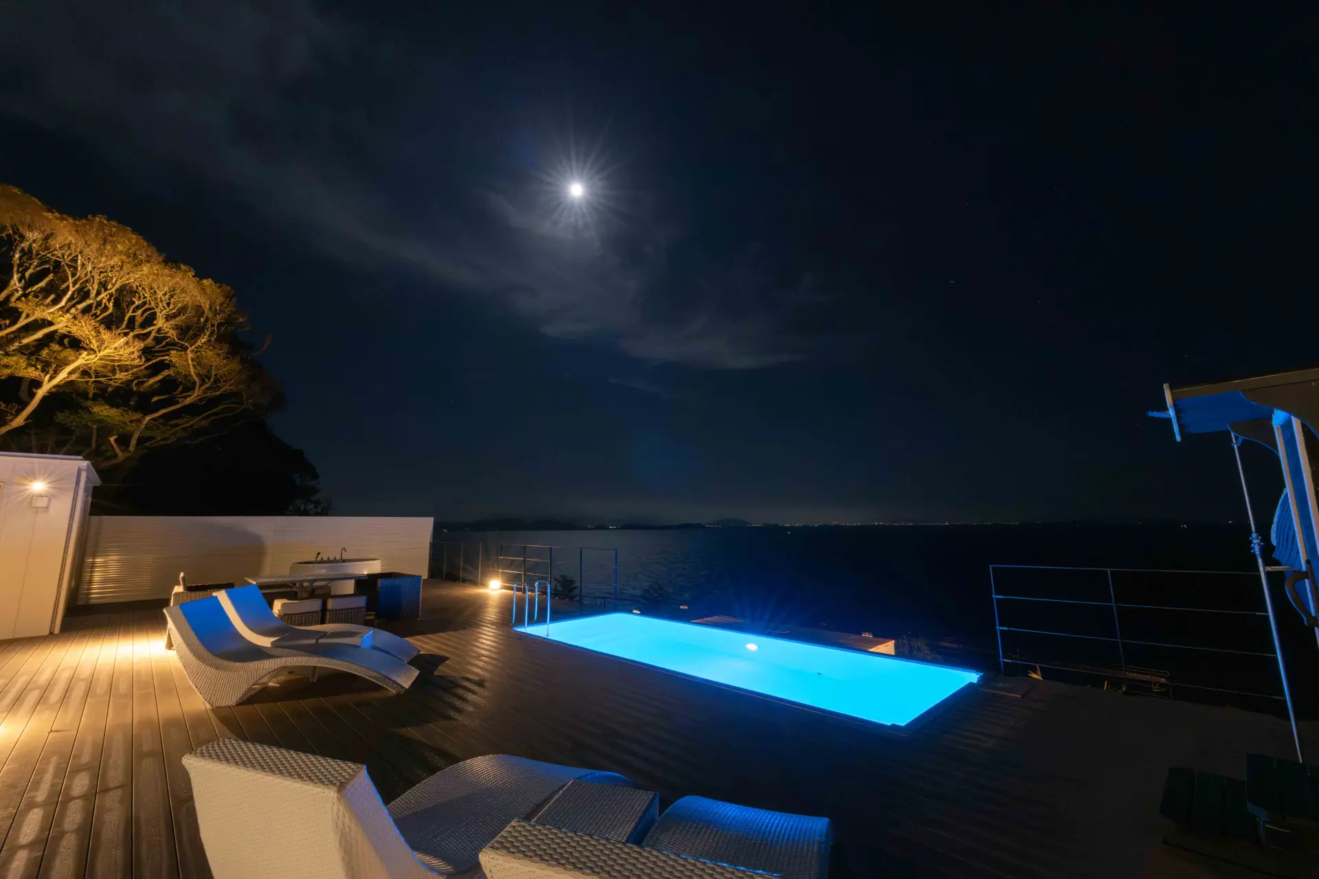 一邊細聽著浪濤聲，一邊眺望著迷人月夜