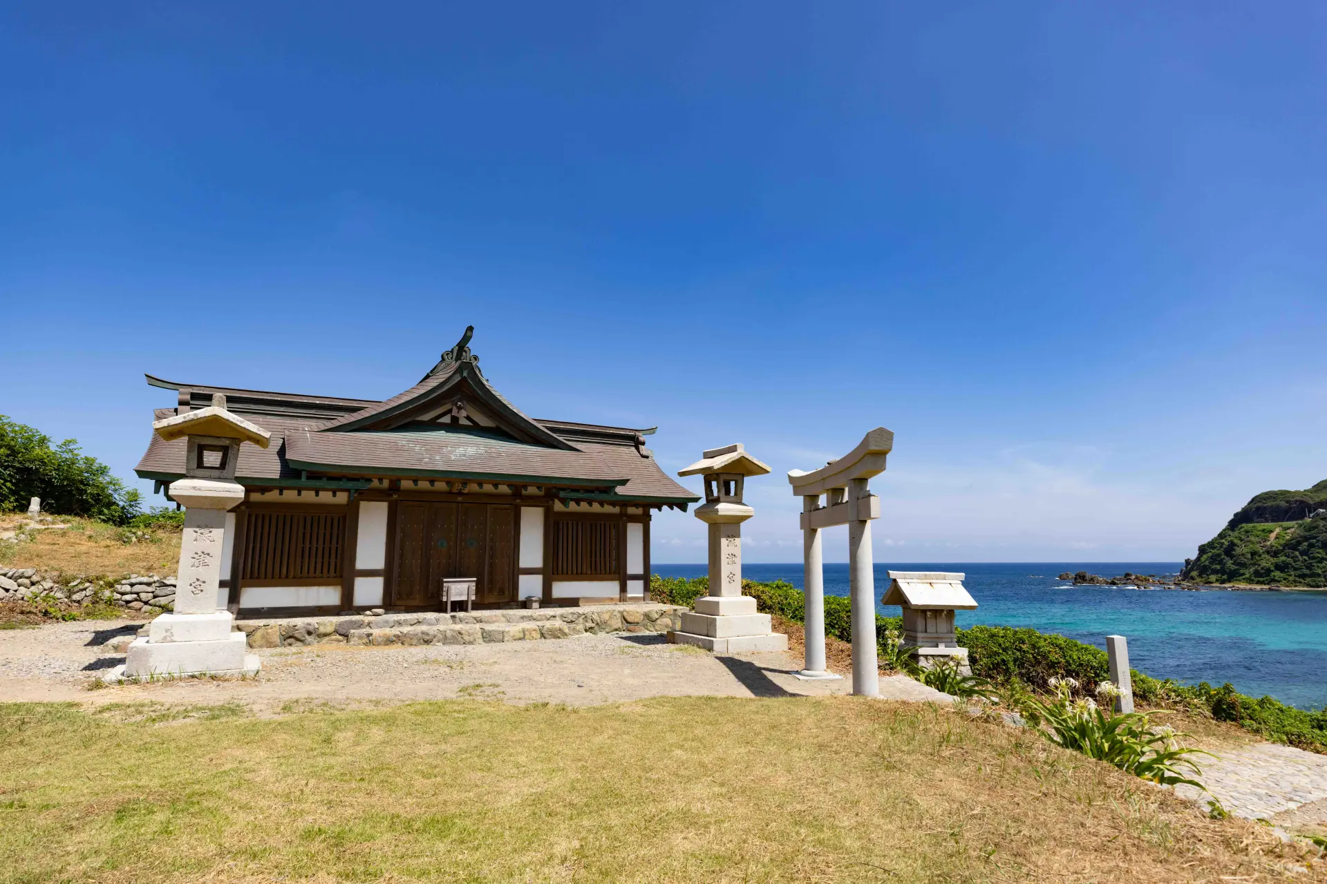 門扉開啟時有時能遙拜大海彼端的沖津宮