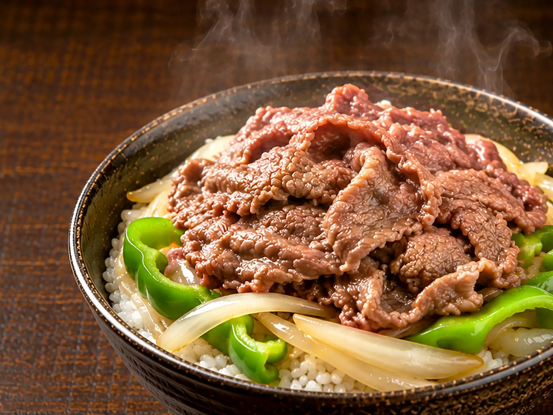 羊肉片佐豆芽、洋蔥與青椒一同熱炒，搭配熱騰騰白飯的美味堪稱一絕
