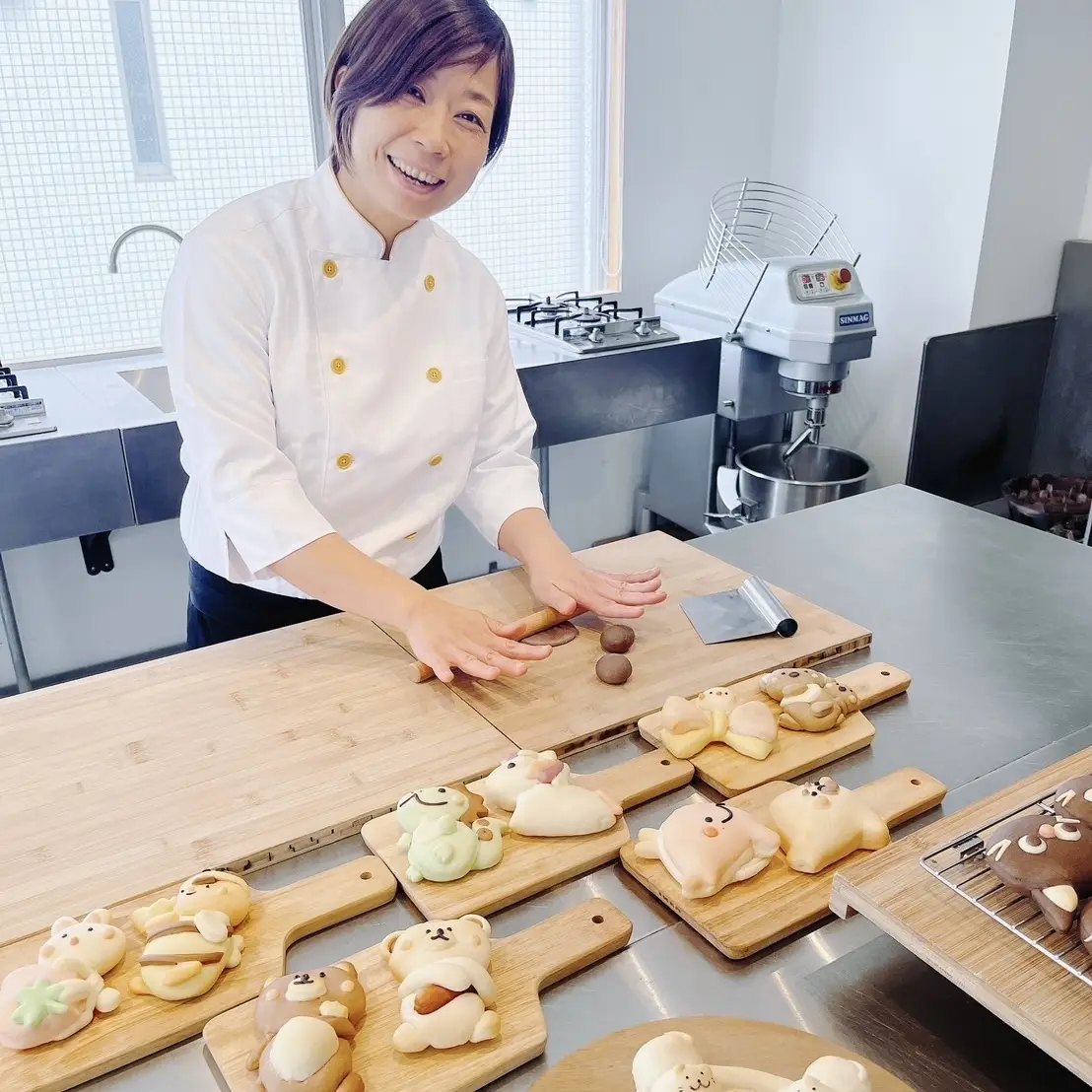 日本師傅手工捏製各種動物造型麵包，療癒模樣讓人捨不得開動