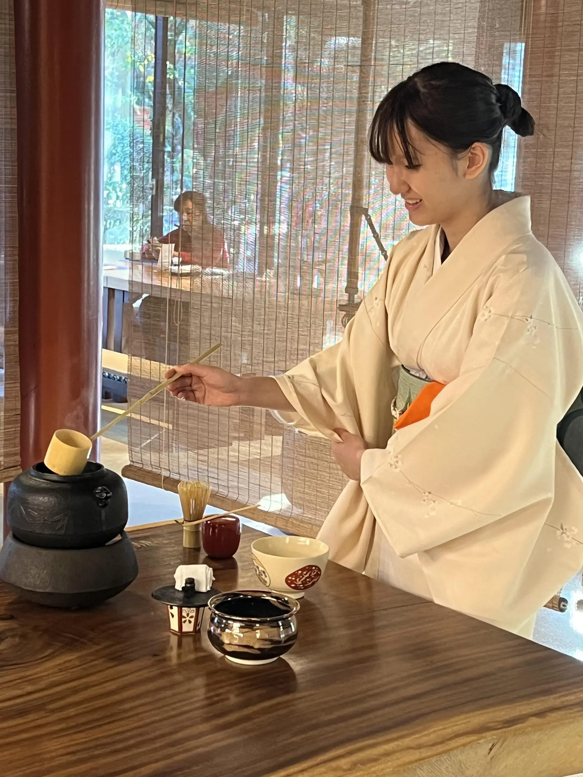 由身著和服的茶人示範並細心指導抹茶的刷茶技法