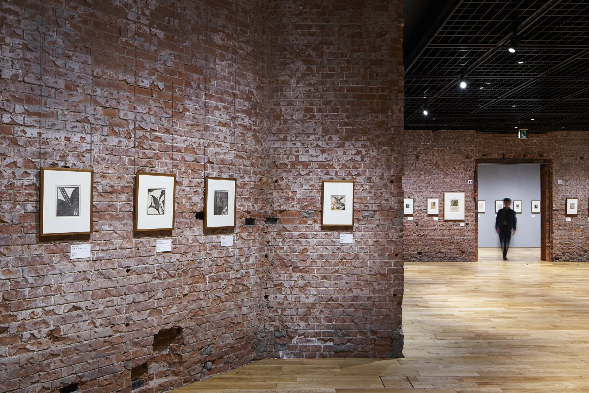時代を感じさせるレンガ壁を生かした2階展示室