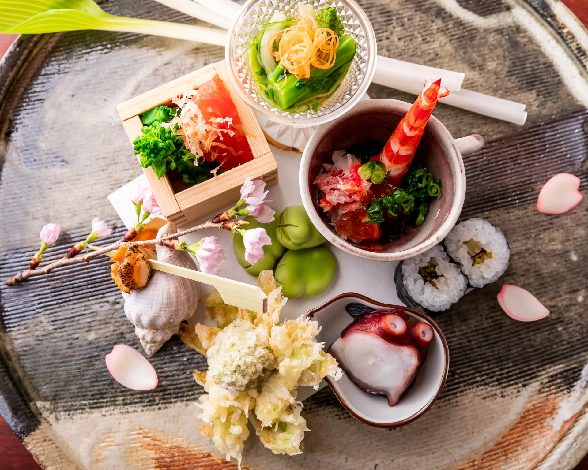 旬の素材をぜいたくに盛り込んだ、彩り豊かなコース料理
