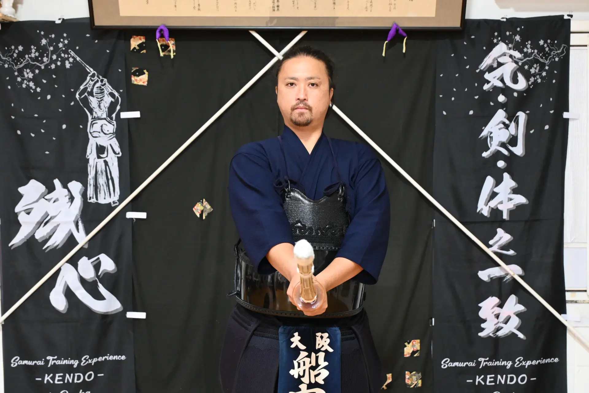 竹刀を振り下ろす
