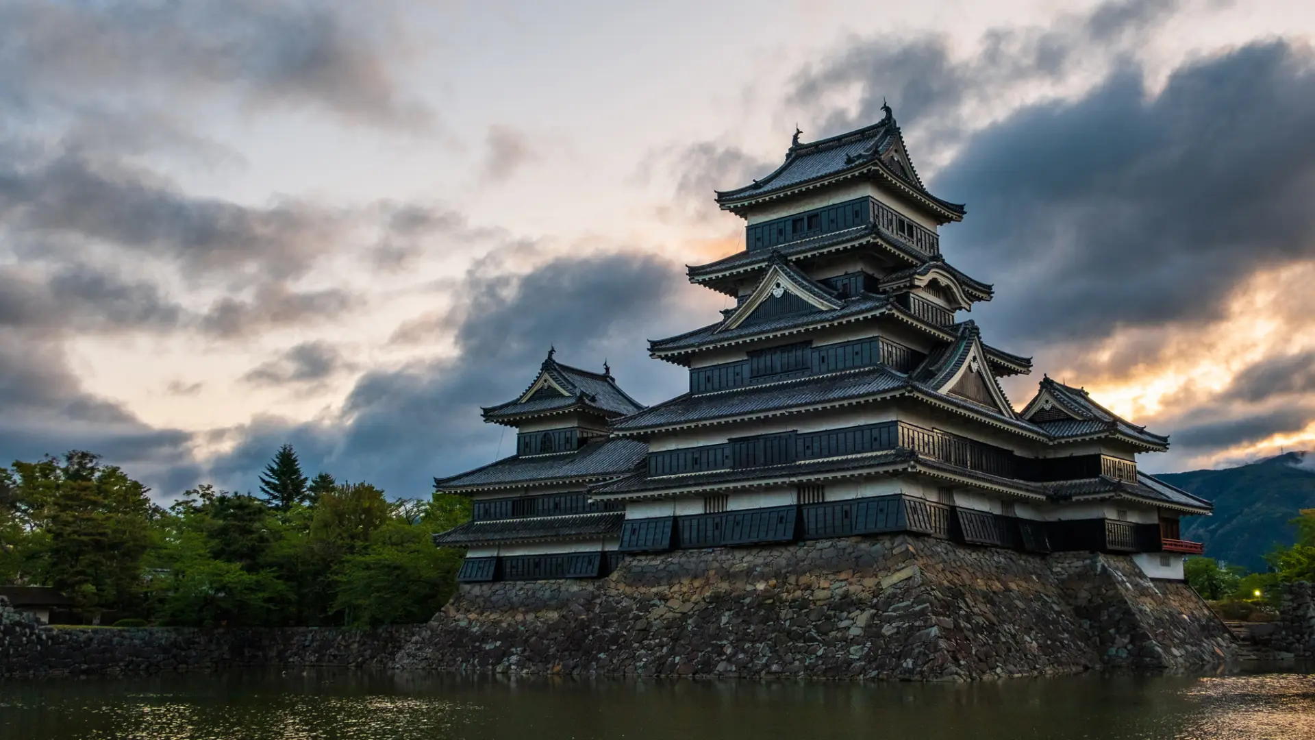 幾多の時代を越えてその姿を伝える「松本城」