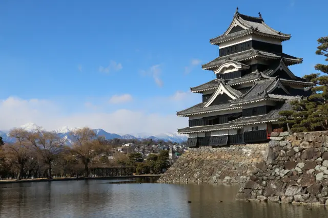 漆黒の天守が印象的な、現存五重六階の松本城