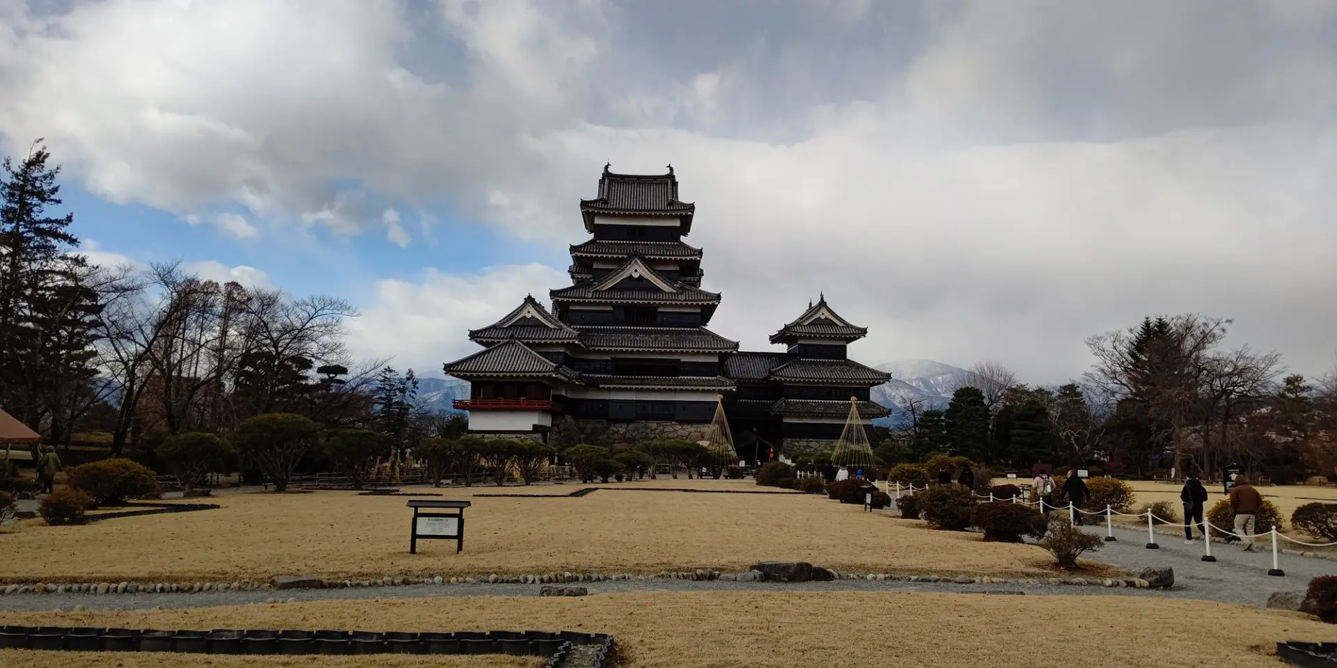 堀越しの景観とはまた違う、迫力ある天守を間近に見上げられる「本丸庭園」