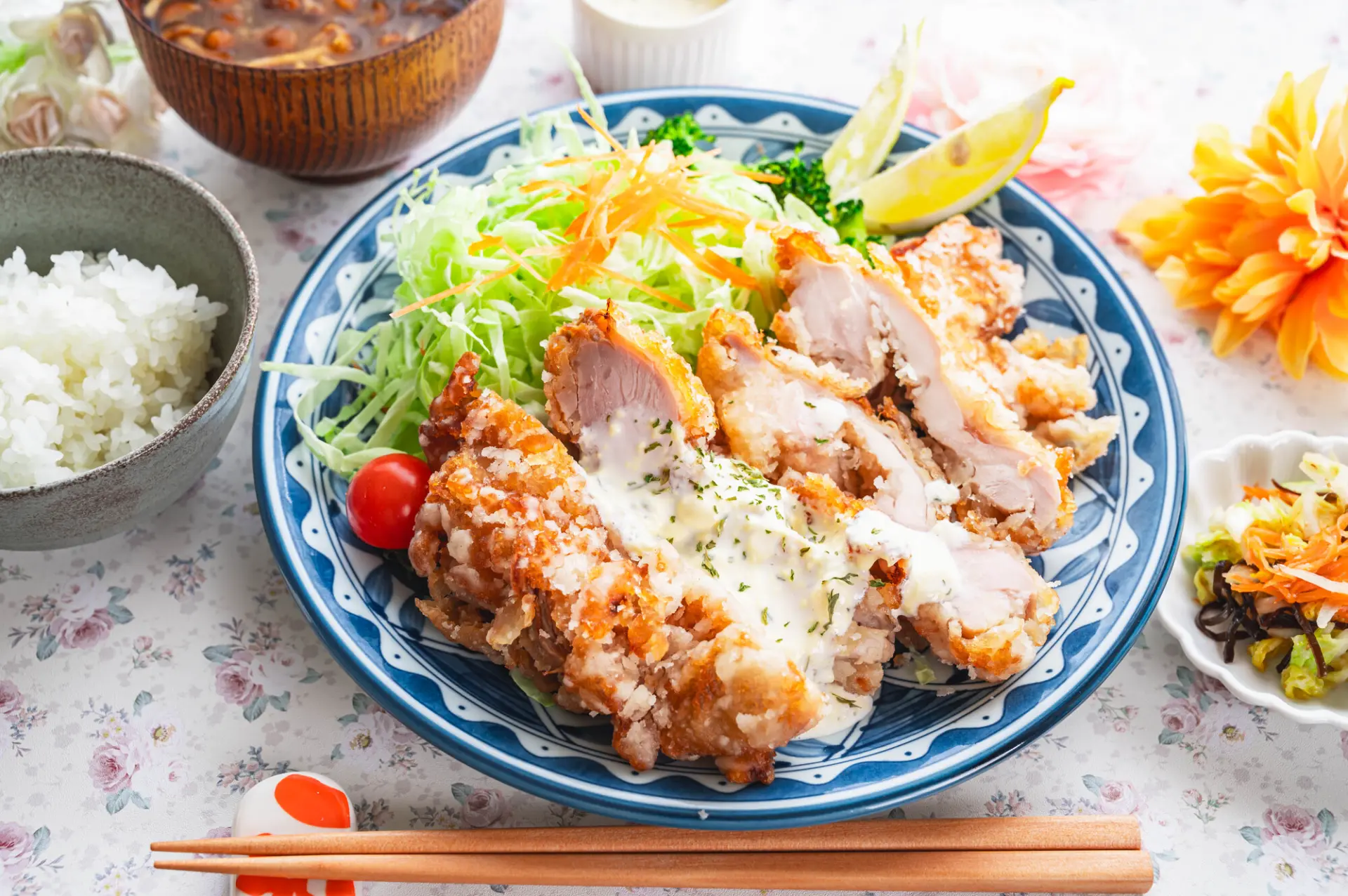 松本名物、香ばしく揚げた鶏もも肉の山賊焼き