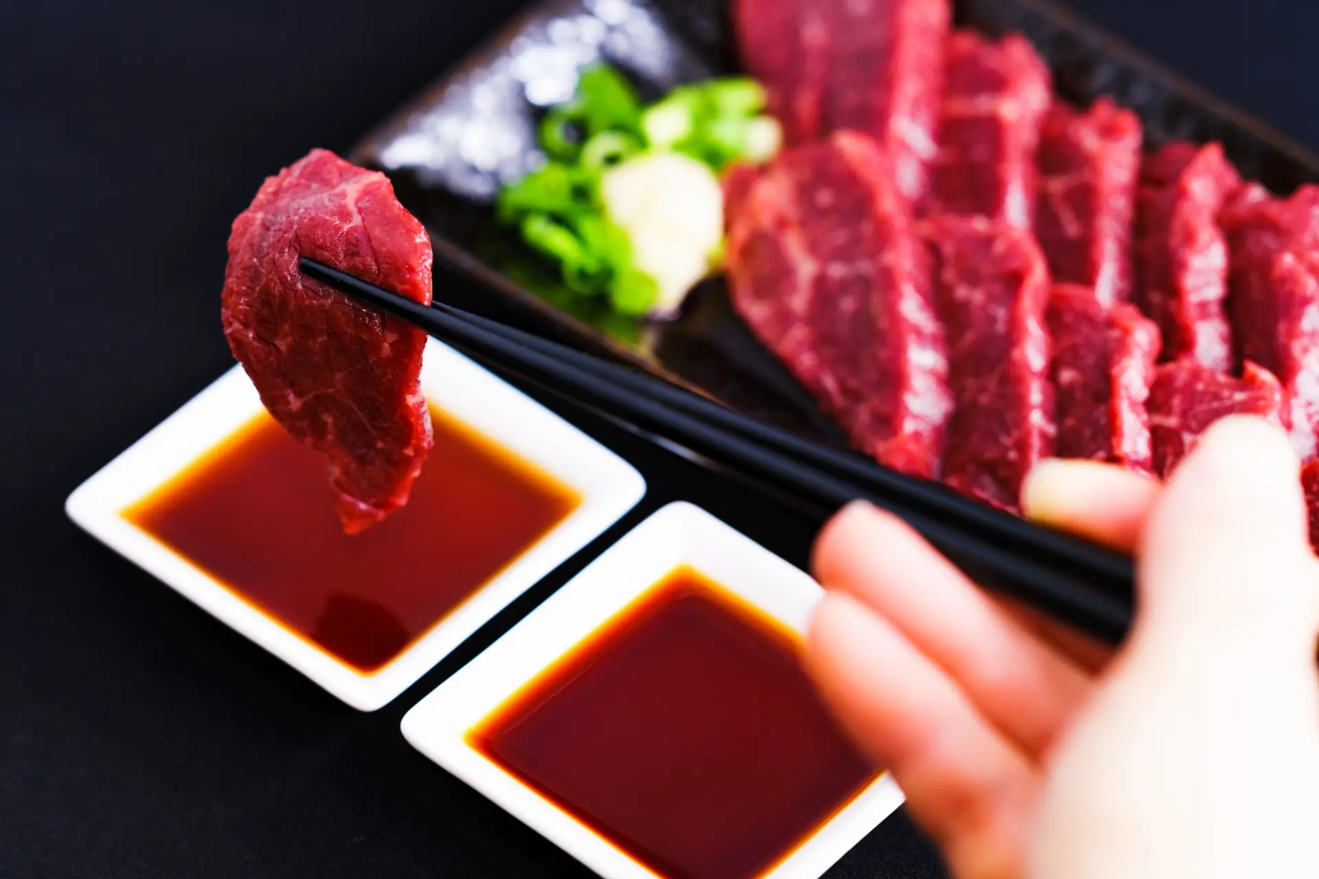 信州の食文化を味わう、色鮮やかな馬刺し