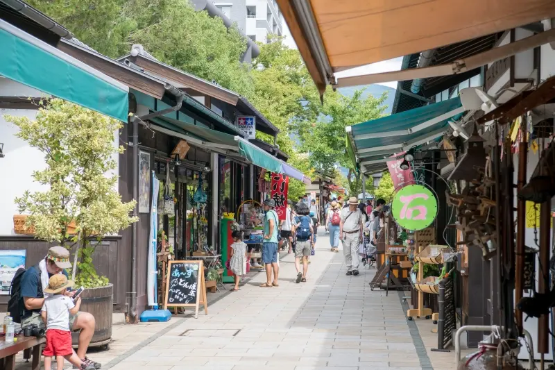 たくさんの店舗が連なる、散策が楽しい通り