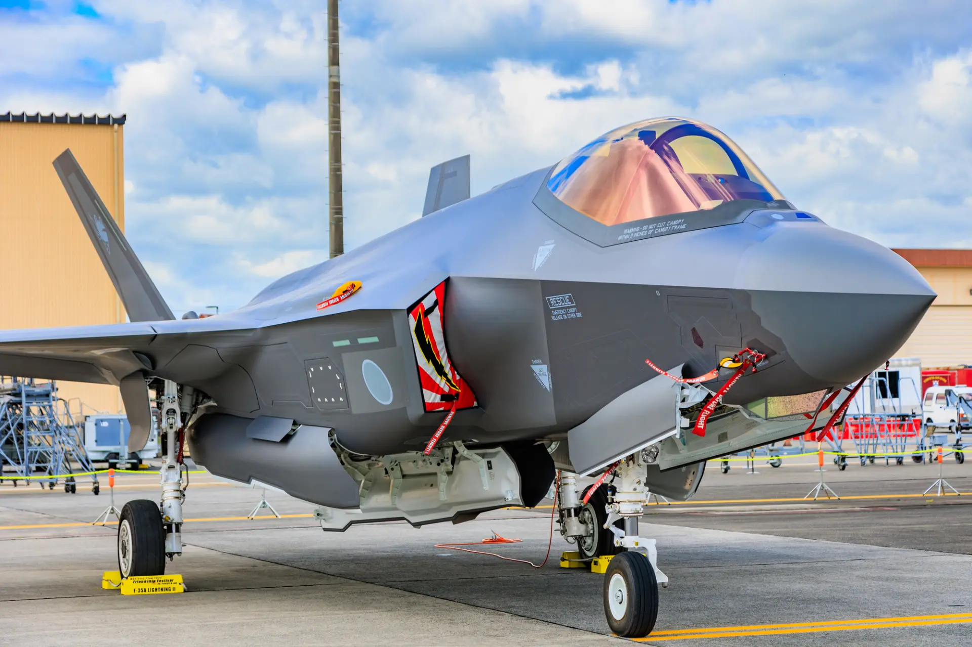 航空機の展示などが行われる横田基地日米友好祭