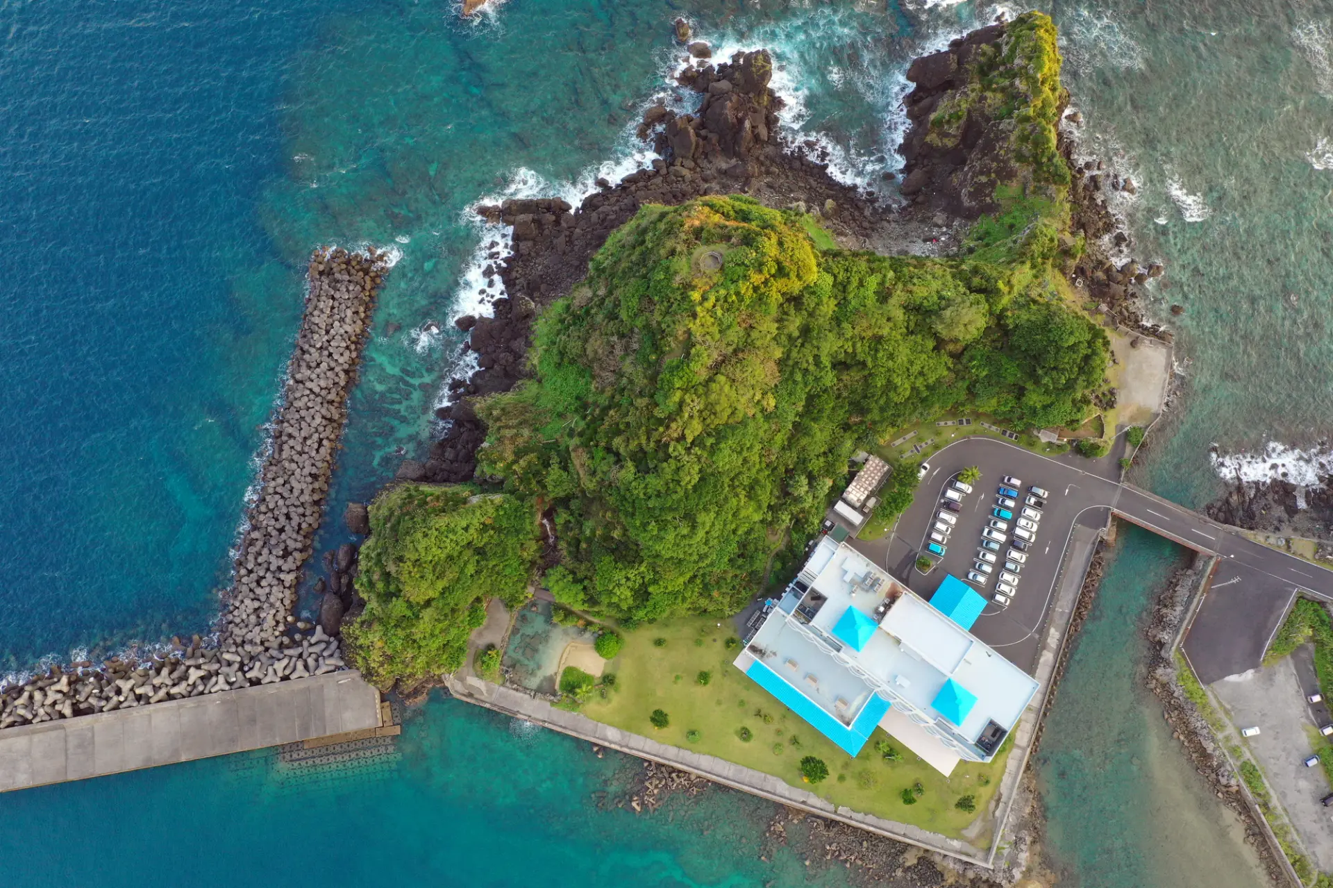 360度海に囲まれた山羊島に建つ「奄美山羊島ホテル」