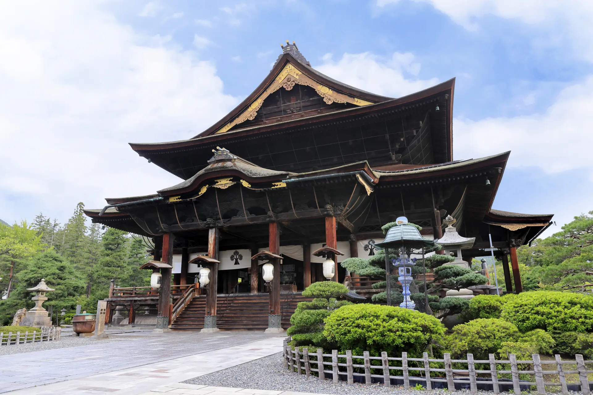 歴史と信仰、建築美が息づく「善光寺」