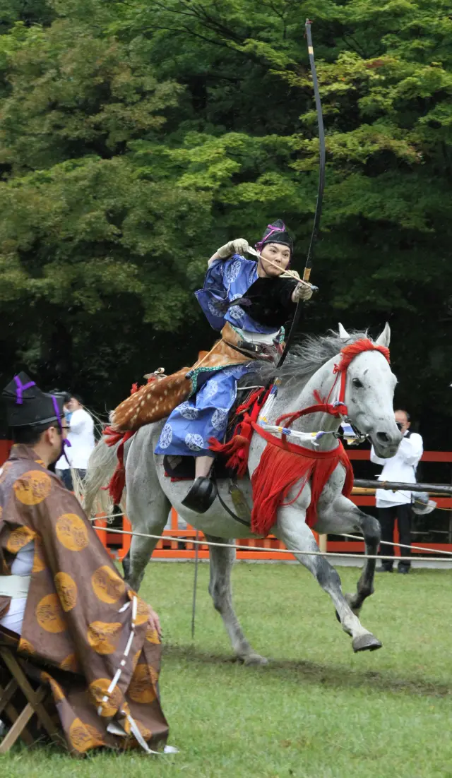 跨越馬頭瞄準右下方標靶的「馬手筋違」