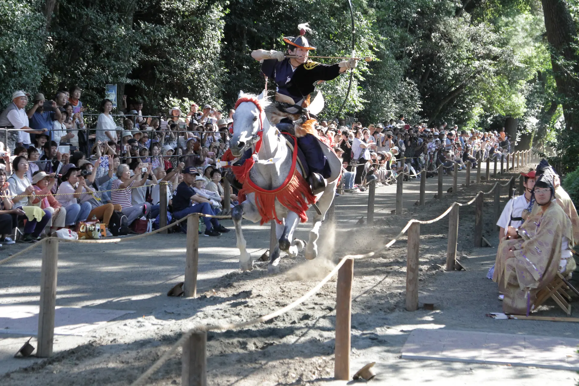 以參道作為馬場奉納流鏑馬的「寒川神社流鏑馬神事」
