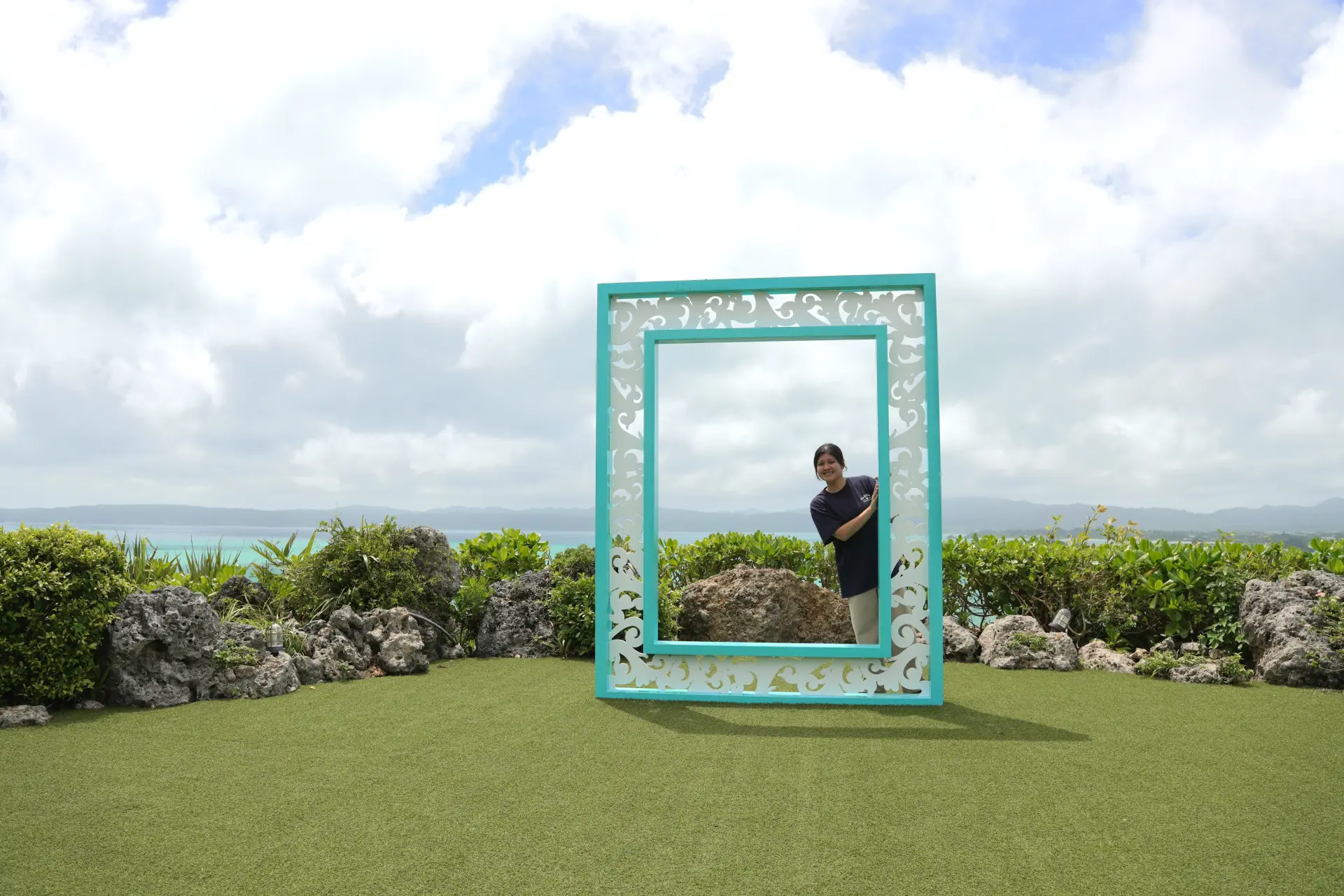 A frame-shaped photo spot showcasing Kouri Island’s scenery