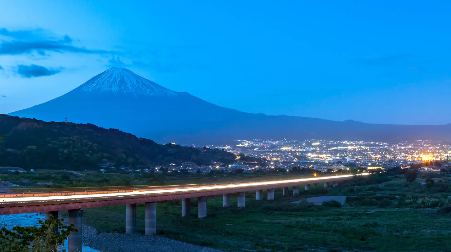 Mount Fuji and the bridge create an especially atmospheric sight around twilight