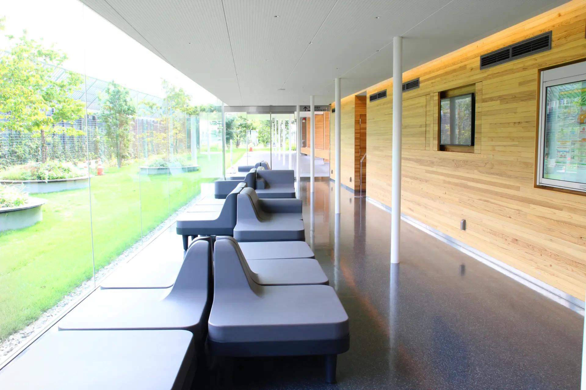 A peaceful atmosphere unlike what you might expect from an unstaffed PA on an urban expressway