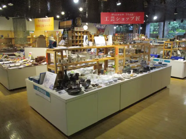 1階のショップには、実用的な伝統工芸品が並ぶ