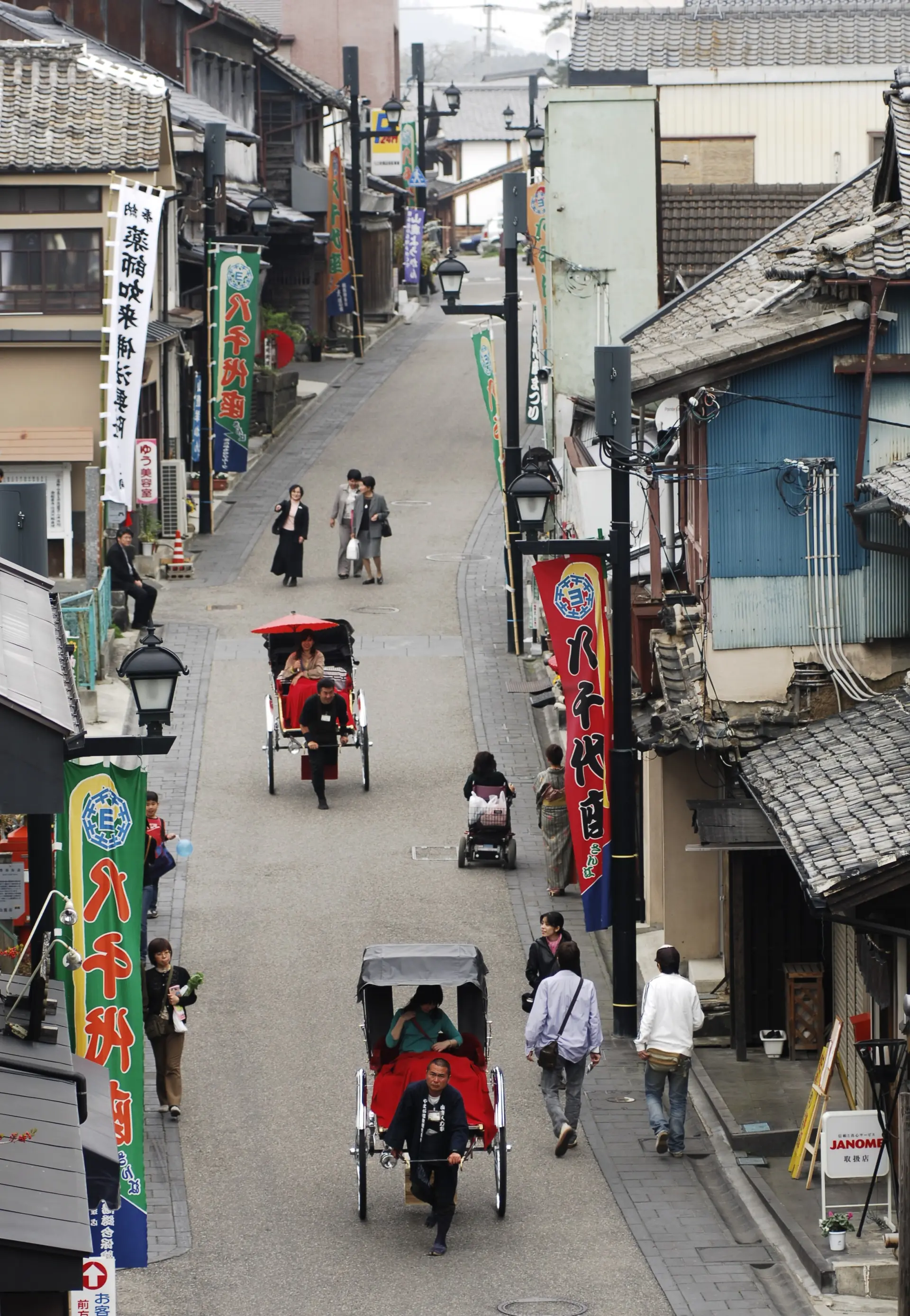 石畳の通りに、昔ながらの街並みが残る