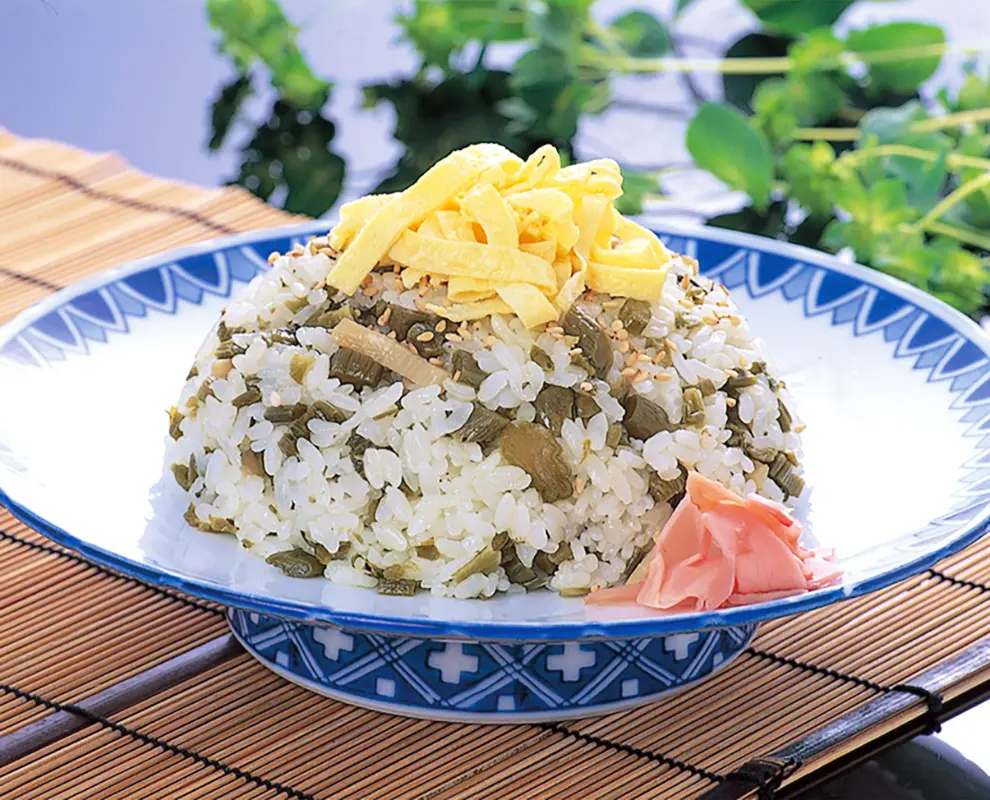 自家製の阿蘇高菜漬けとタケノコを混ぜ込んだ「たかなめし」