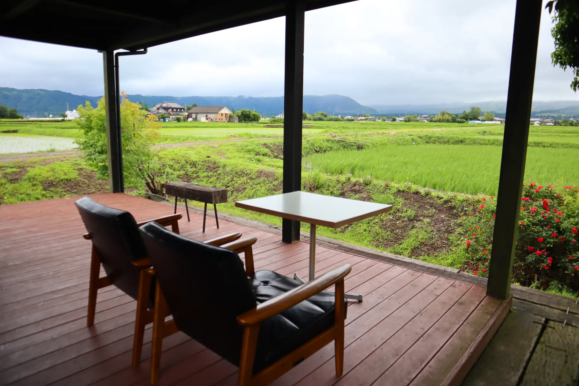 阿蘇の田園風景を望むウッドデッキで、ゆったり食事を楽しめる