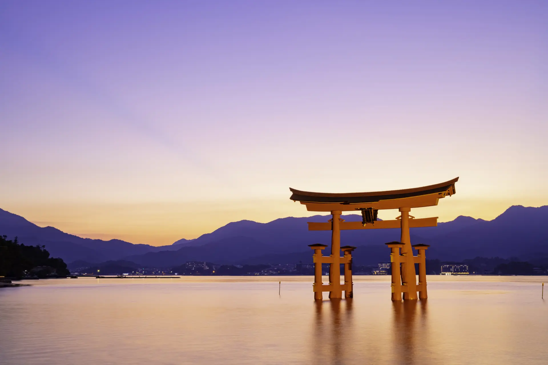 夏の名残を残す夕暮れの海に立つ、嚴島神社の大鳥居