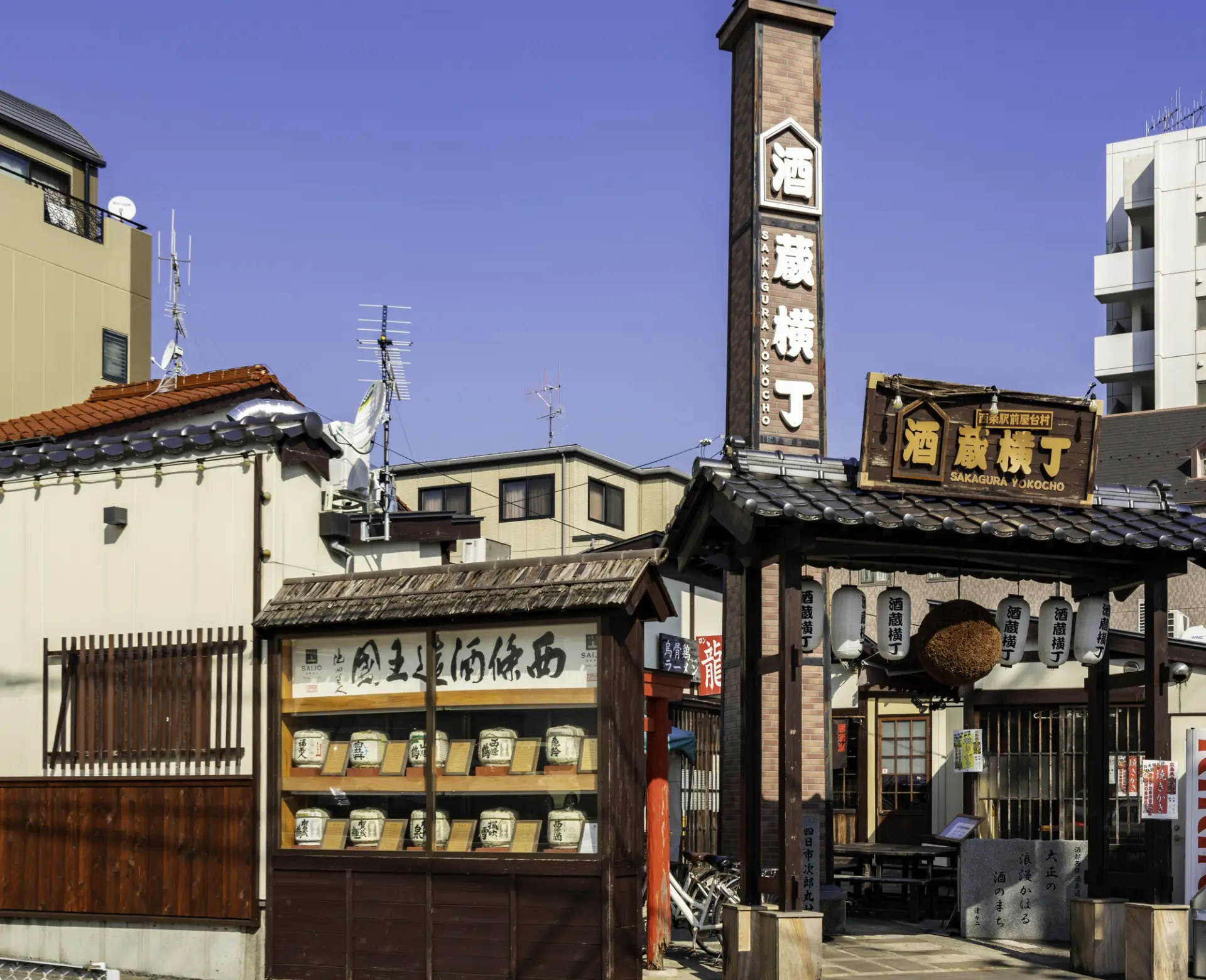 白壁の酒蔵と赤れんがの煙突が連なる、西条らしい町並み