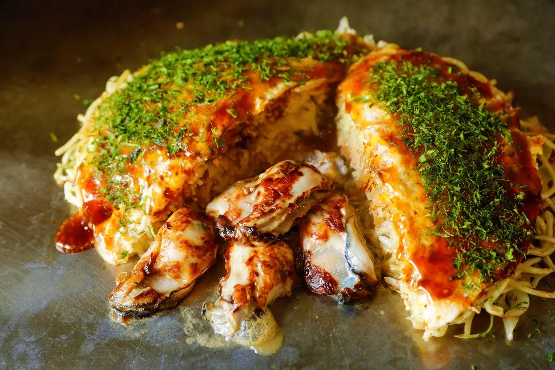 大ぶりの牡蠣の存在感がある、人気の「牡蠣入りそば肉玉子」