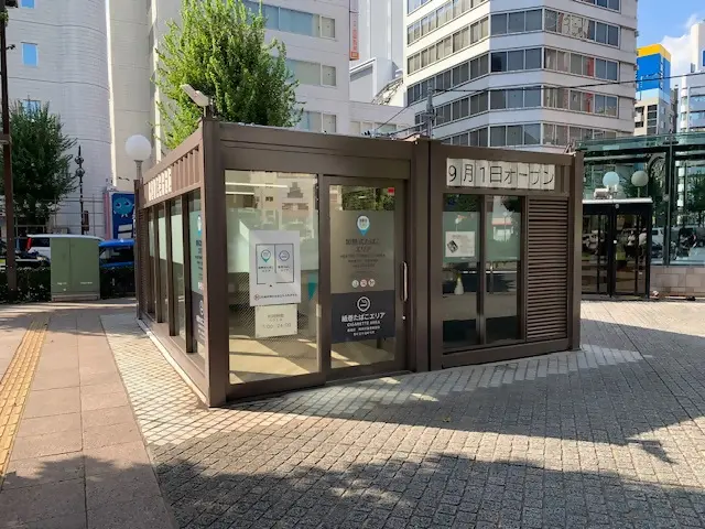 位于东京艺术剧场前的货柜型吸烟处