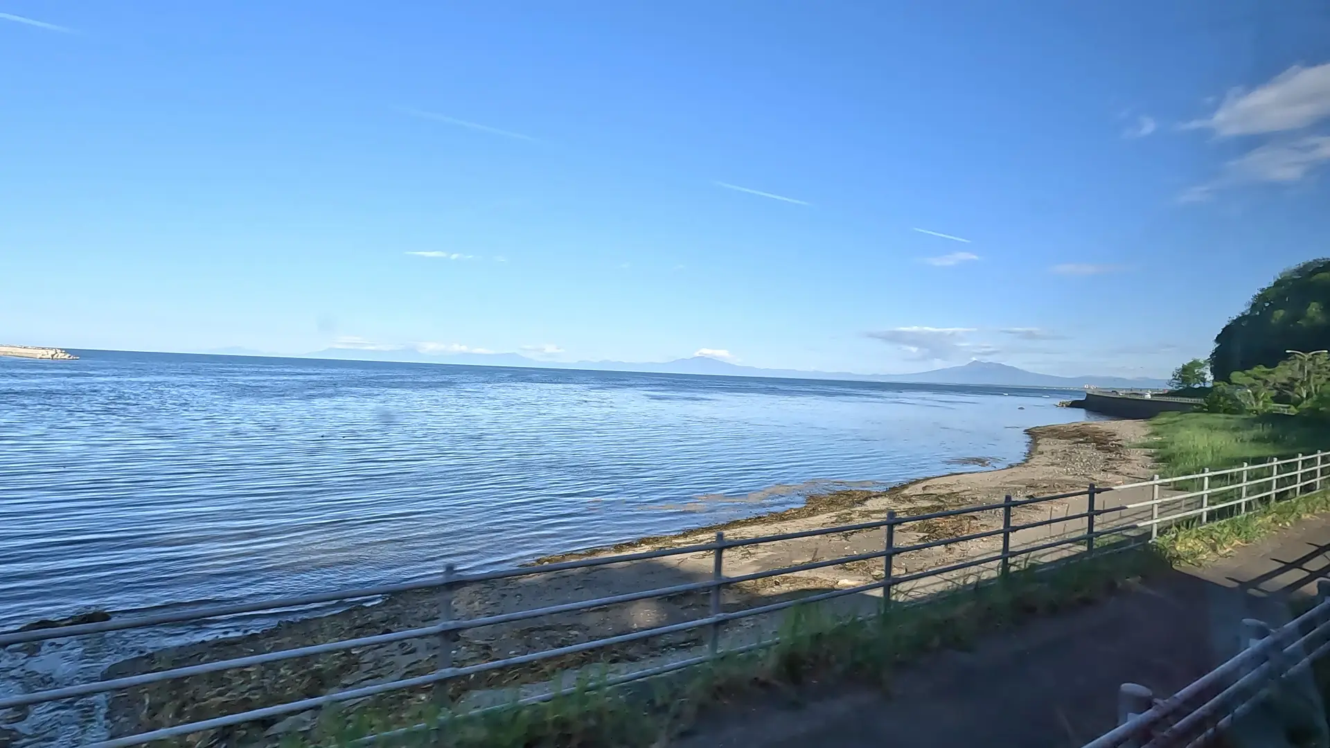 能欣賞車窗外沿途變化的海邊景色