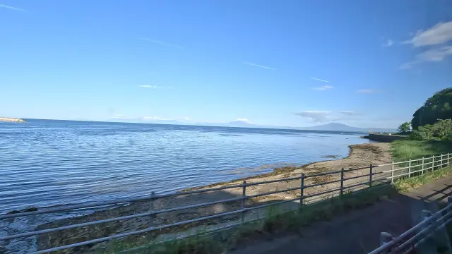 透过车窗，欣赏沿途不断变换的海滨风光
