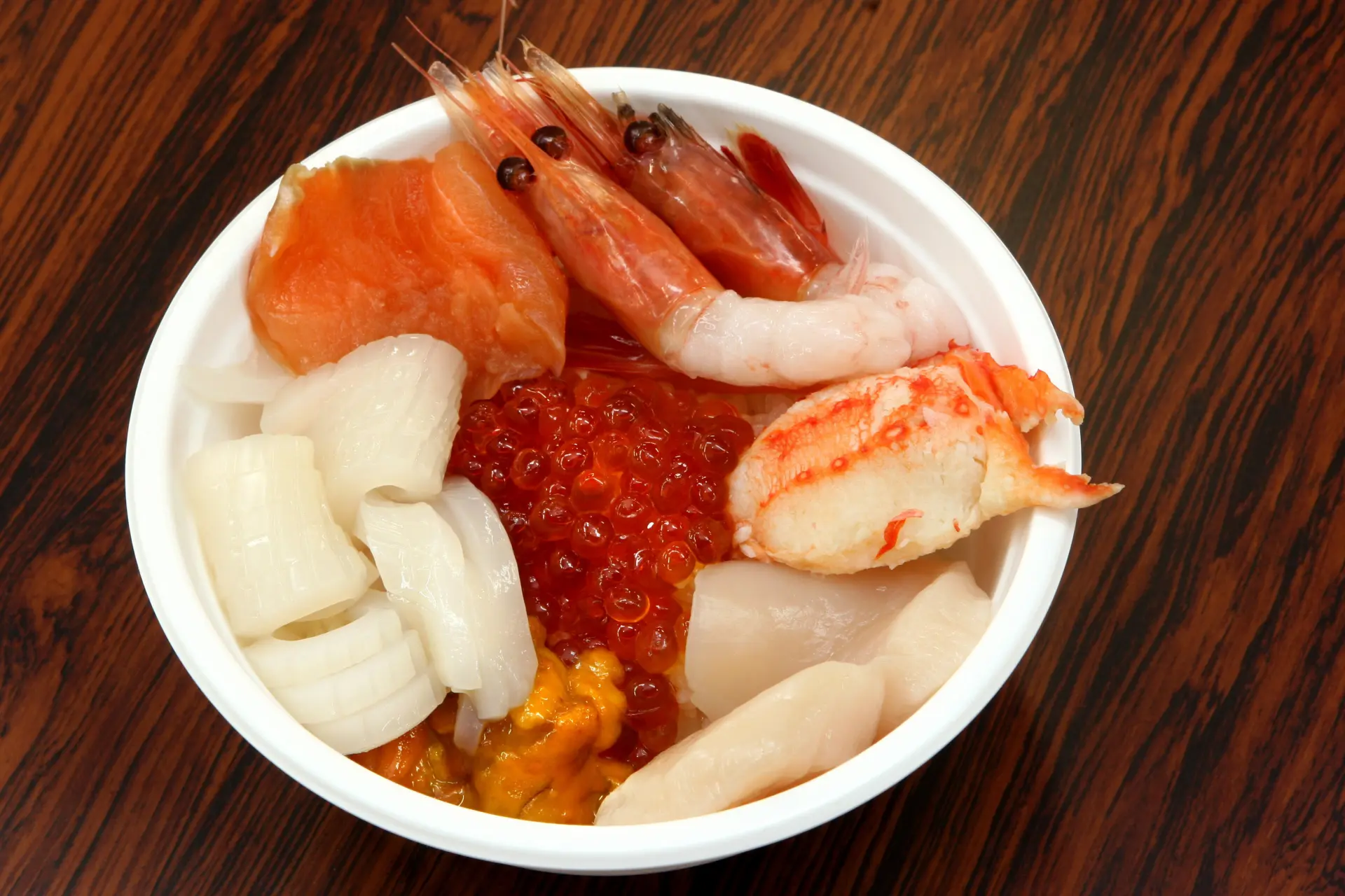 可依喜好挑選海鮮品嚐的釧路和商市場名物・勝手丼