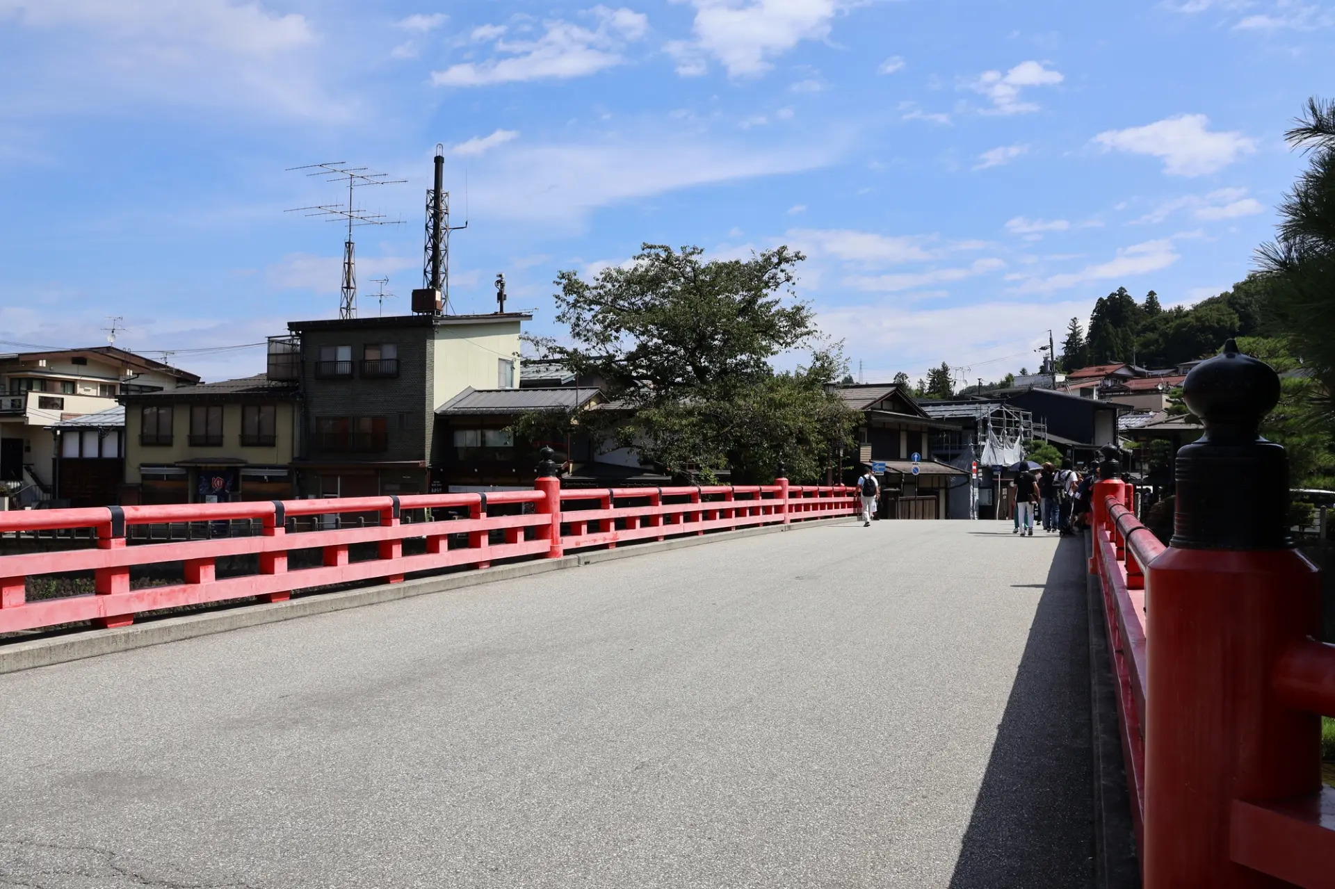 朱色の中橋を渡るその一歩が「古い町並」散策の始まりの瞬間だ