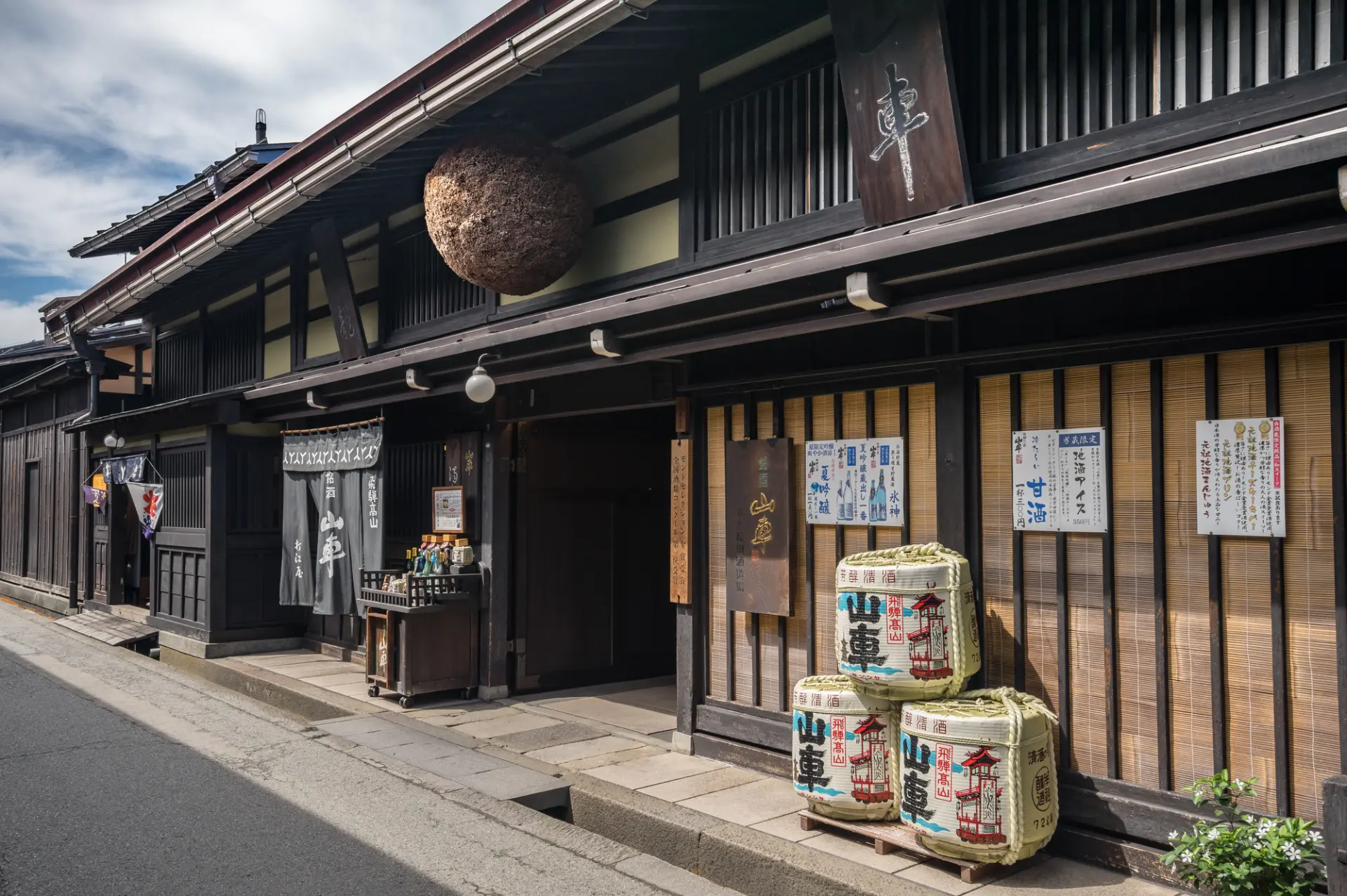 杉玉の下で味わう地酒は旅情を深めてくれる