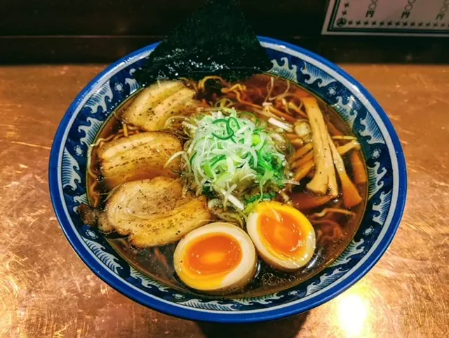中華そば（大盛り）。黄身のとろけ具合がたまらない味玉（オプション）もあわせてご賞味あれ