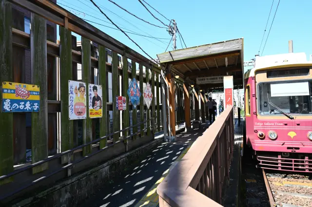 Minowabashi Station at the eastern end of the line retains a strong Showa-era atmosphere