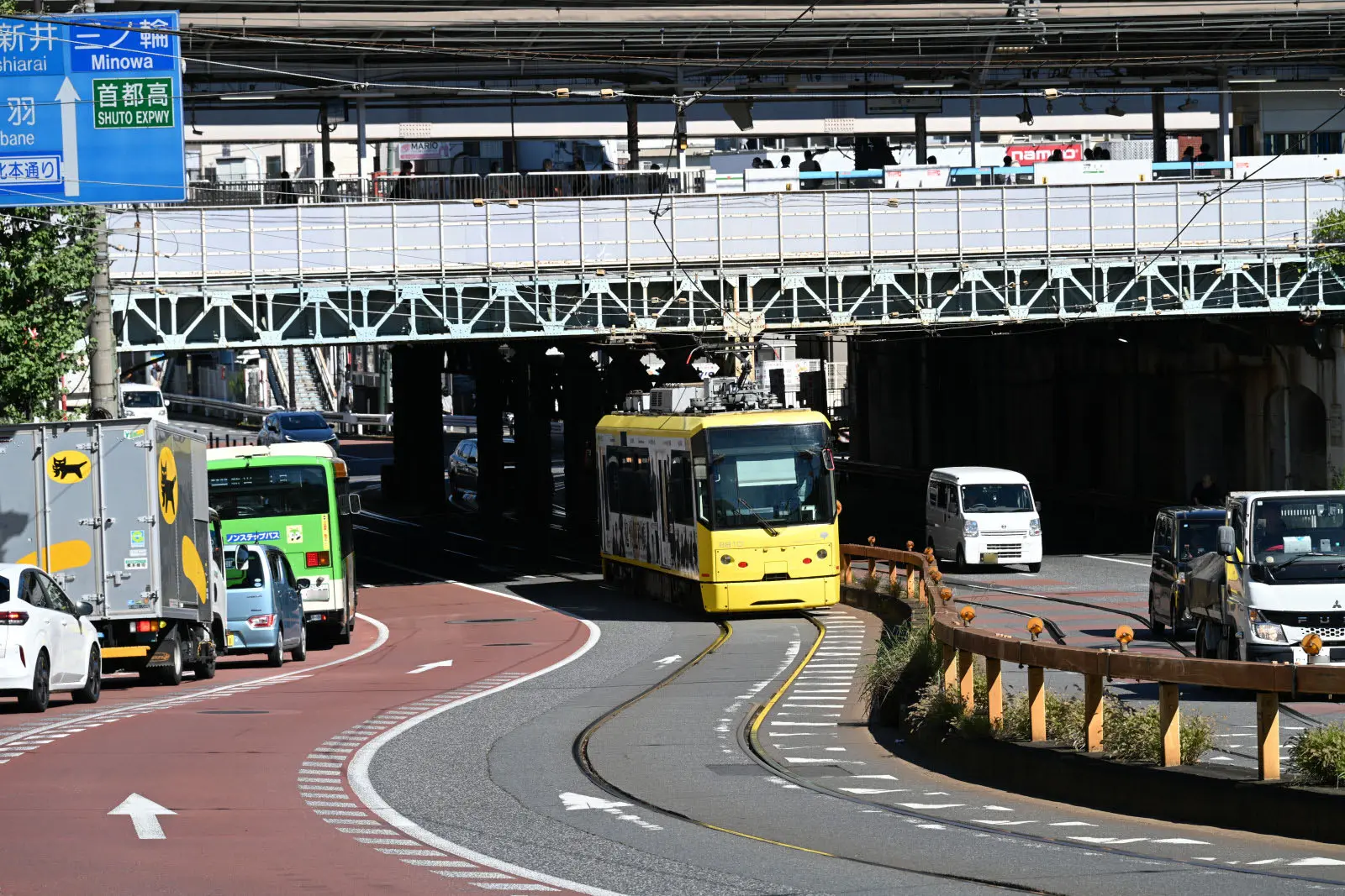 王子駅から飛鳥山までの区間は自動車とともに路上を走る