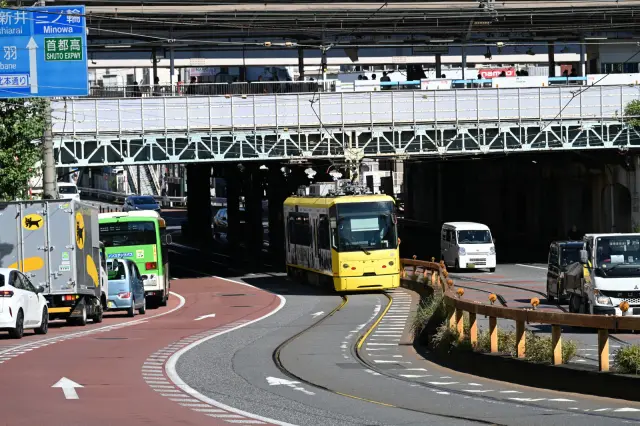 Between Oji-ekimae and Asukayama, streetcars share the road with other vehicles
