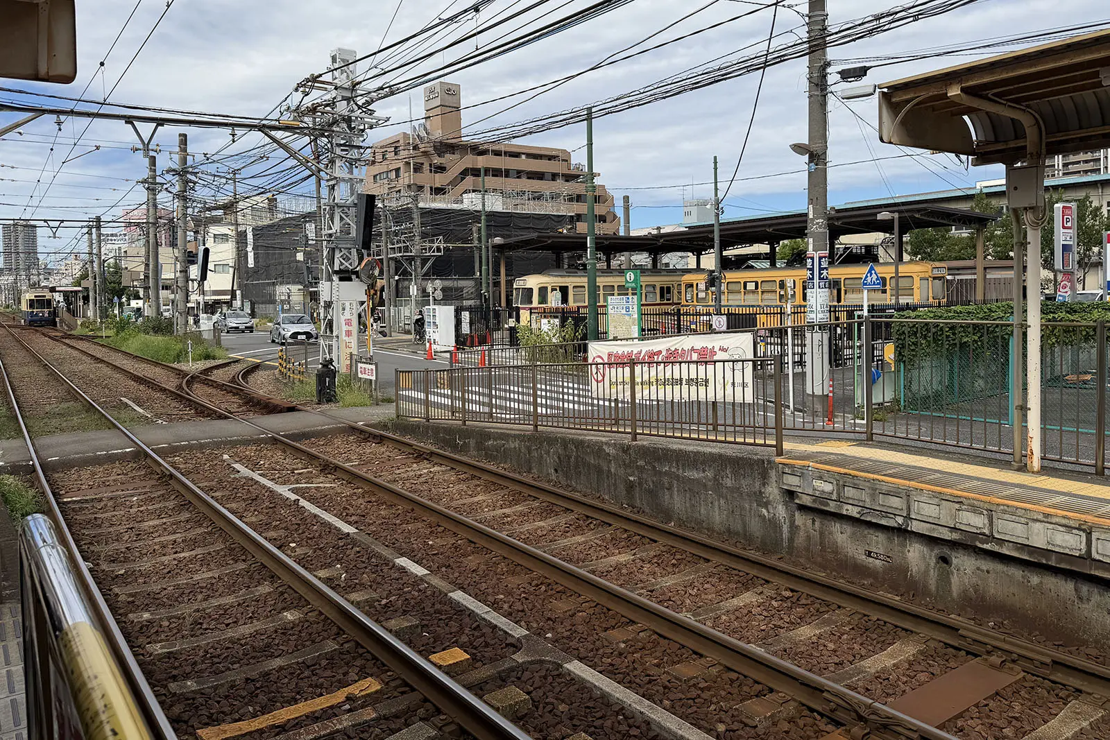 見どころのひとつ「都電おもいで広場」は、荒川車庫前の停留場から見えるほど近い