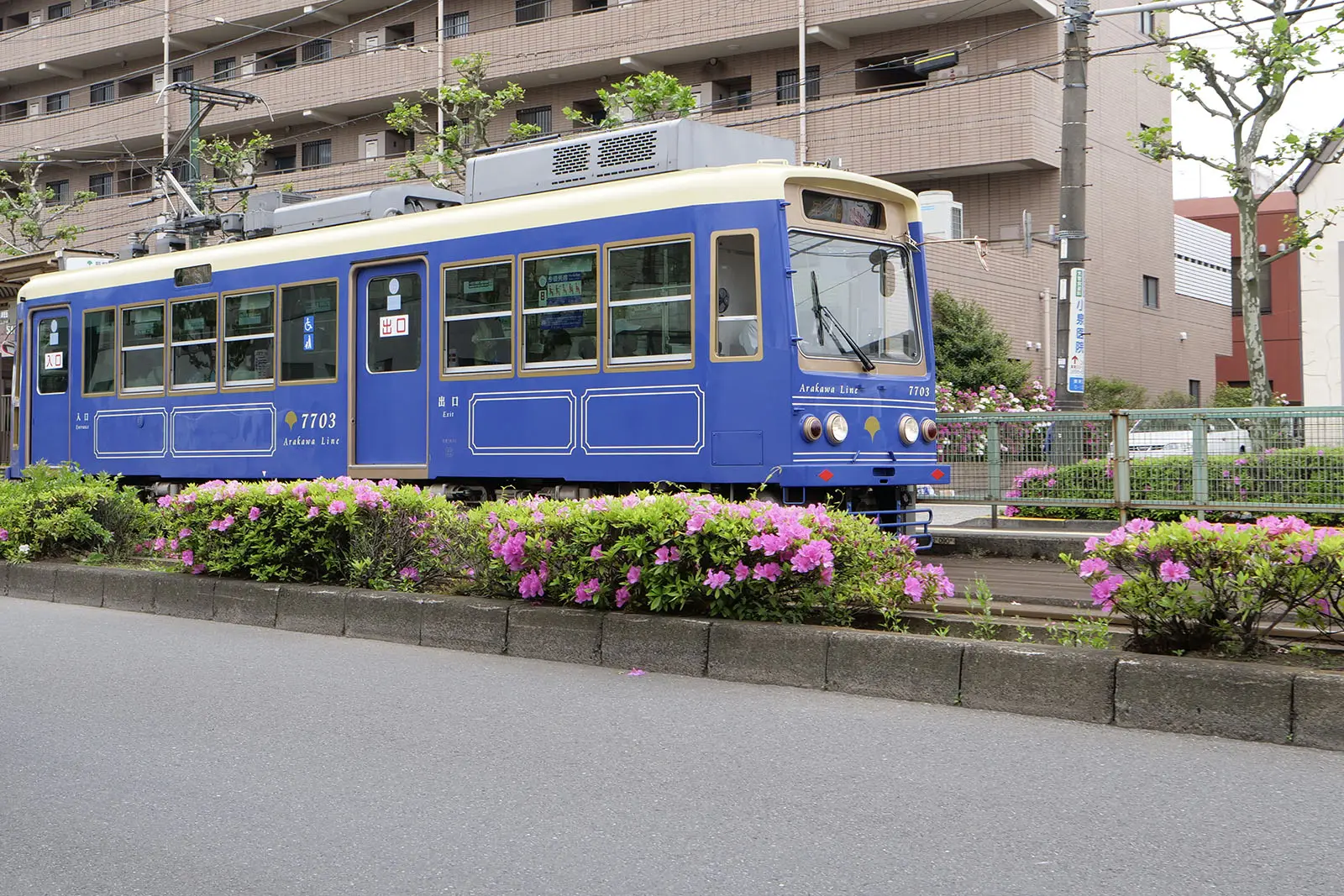 荒川区の町屋駅前から荒川車庫前までの区間は、都電の両側に道路が通っている
