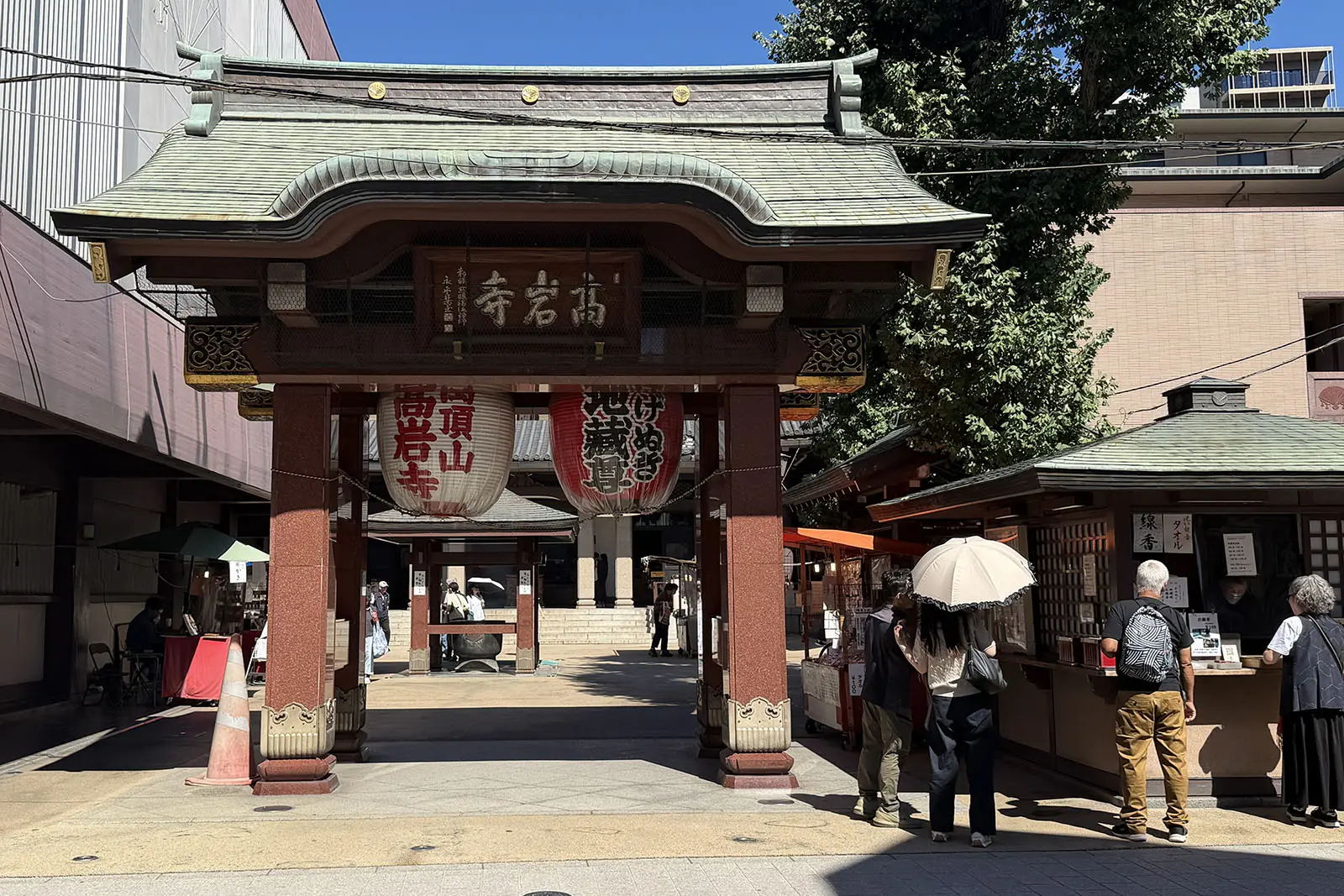平日も多くの参拝客が訪れる高岩寺