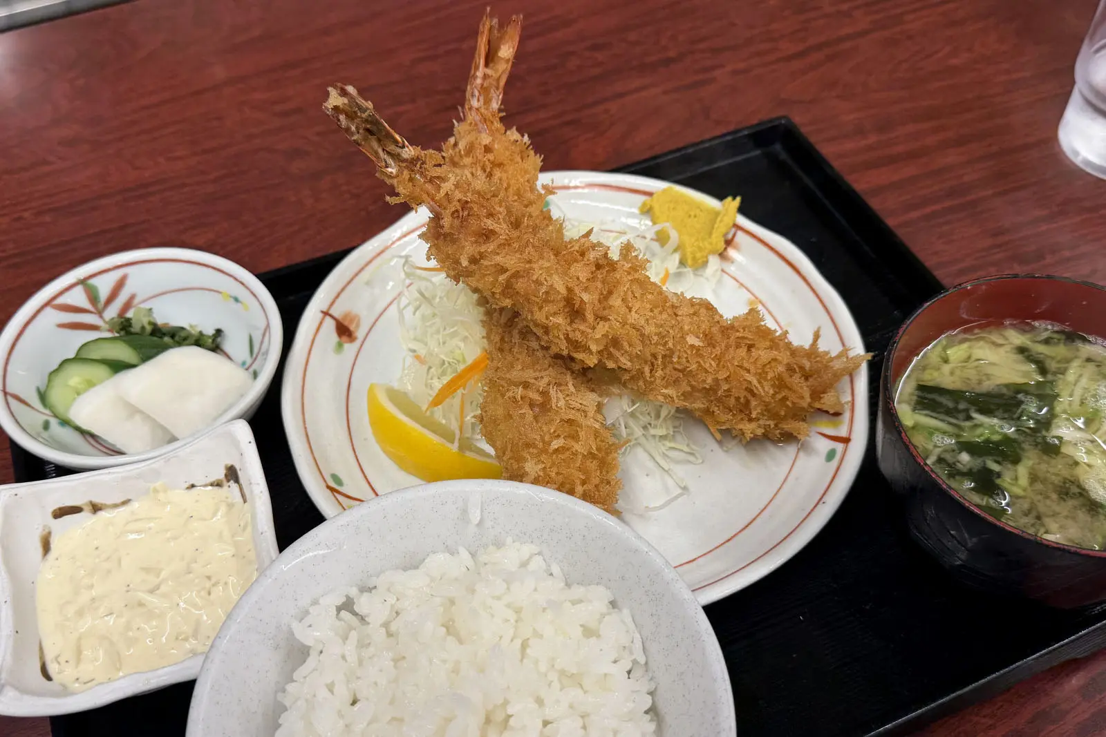 巣鴨地蔵通商店街のおすすめ店「巣鴨ときわ食堂」のエビフライ定食は人気メニューのひとつ
