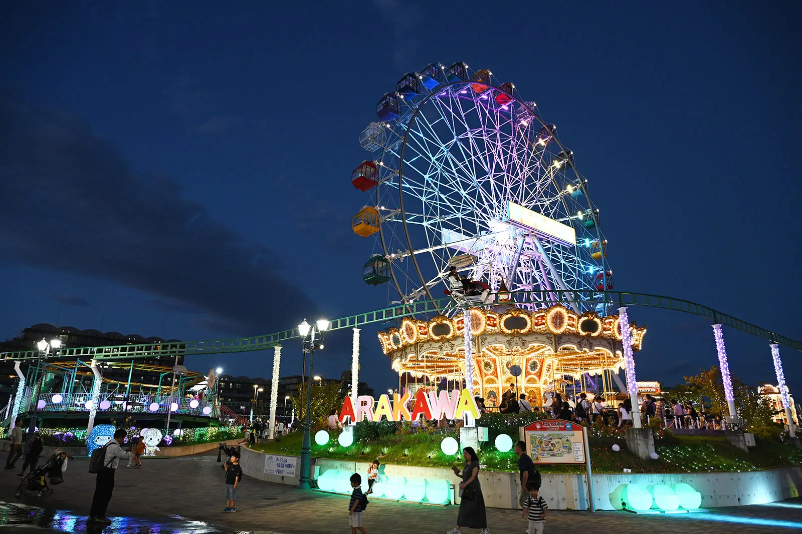 本格的なイルミネーションを楽しめる、あらかわ遊園の夜間営業