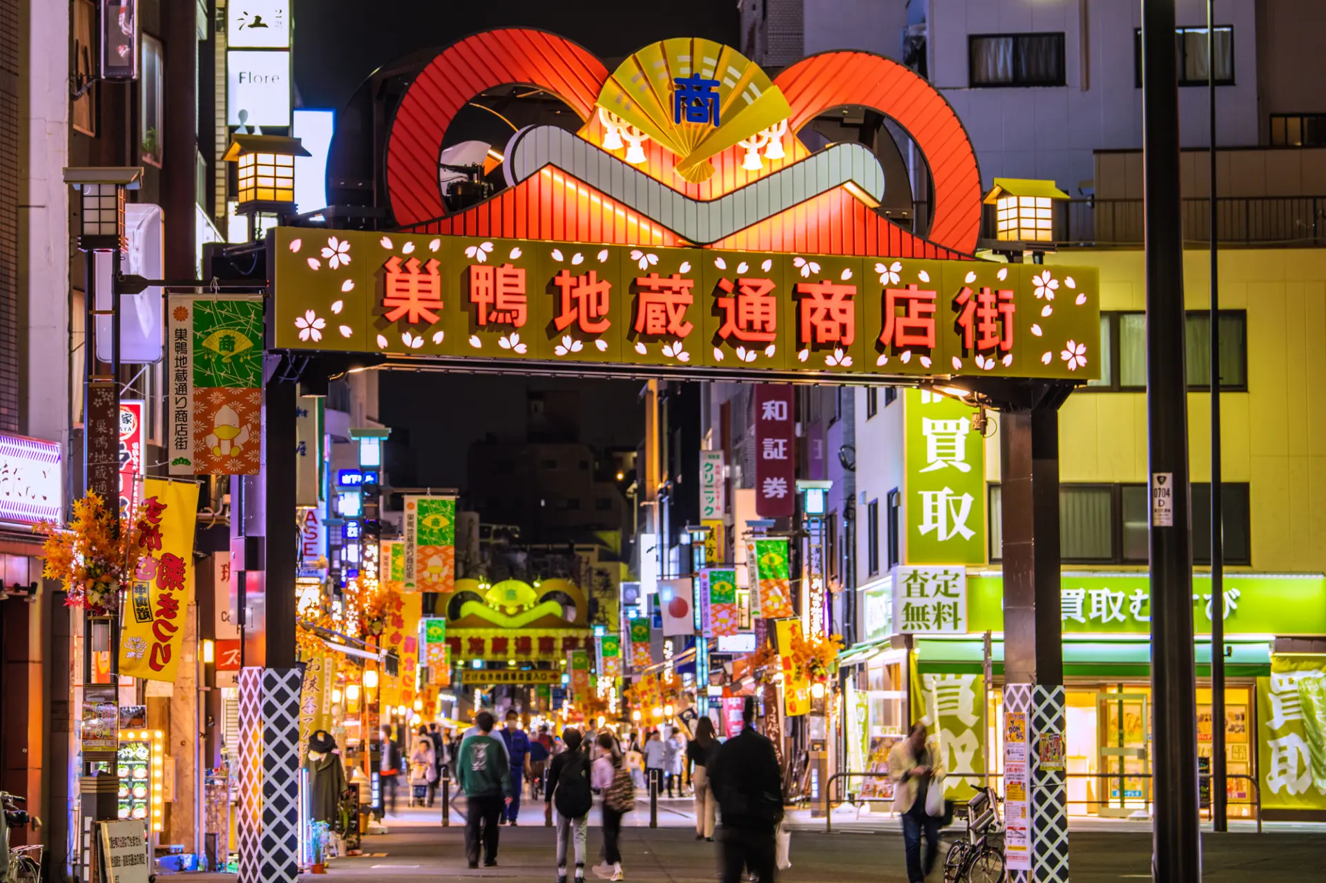 夕刻の商店街のにぎわいは、地元の暮らしぶりがよく感じられる瞬間