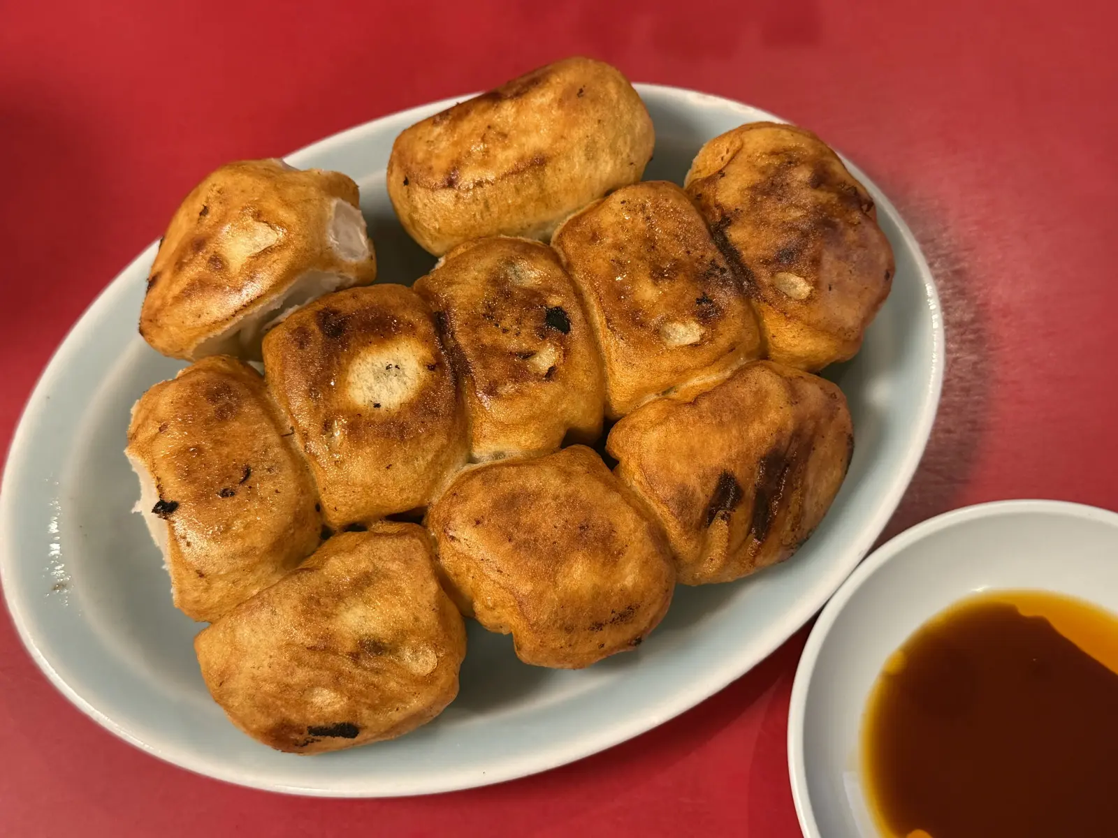 巣鴨地蔵通商店街の人気店「ファイト餃子」では、ころっとした揚げ餃子が味わえる