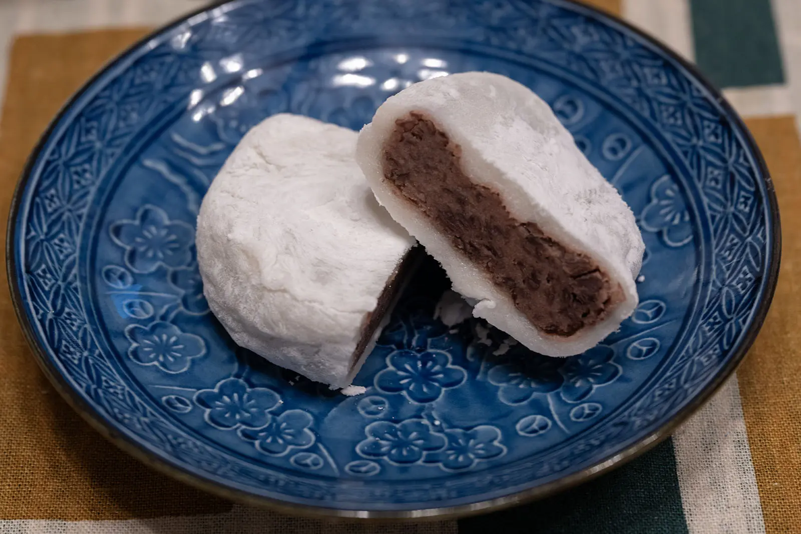 餡がぎっしりと詰まった塩大福。もっちりした触感は手作りならではの仕上がり