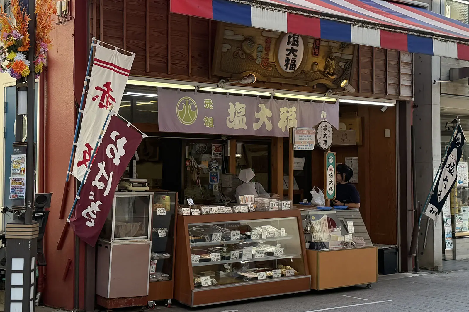 平日なら待たずに購入できるが、休日は大行列になる