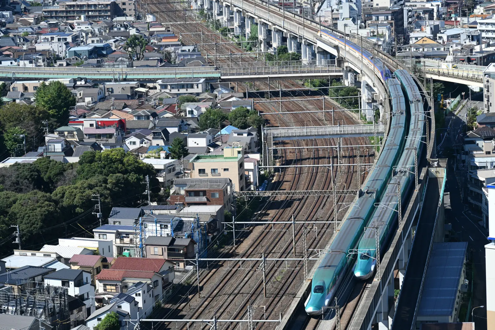 北とぴあすぐ北の線路上ですれ違う、新幹線の写真を撮ることができた